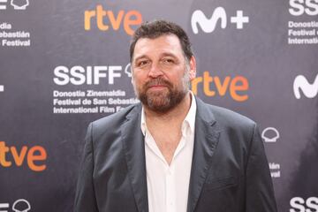 El actor Hovik Keuchkerian posa en la alfombra roja de la gala de clausura del Festival de San Sebastián.