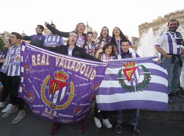 Seguidores del Real Valladolid celebran la permanencia en la fuente de la Plaza de Zorrilla de la capital vallisoletana.