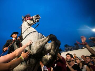 A horse rears in the crowd during the &quot;Jocs des Pla&quot;, equestrian games celebrated at the crowded port during the traditional Sant Joan (Saint John) festival in the town of Ciutadella, on the Balearic Island of Minorca, on Saint John&#039;s day on June 24, 2019. (Photo by JAIME REINA / AFP)