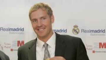 <b>PRESENTADO.</b> El alero estadounidense Travis Hansen ha sido presentado esta mañana como nuevo jugador del Real Madrid de baloncesto, en la sala de prensa del Estadio Santiago Bernabeu.