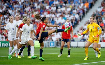 Marta Cardona y Mary Earps.