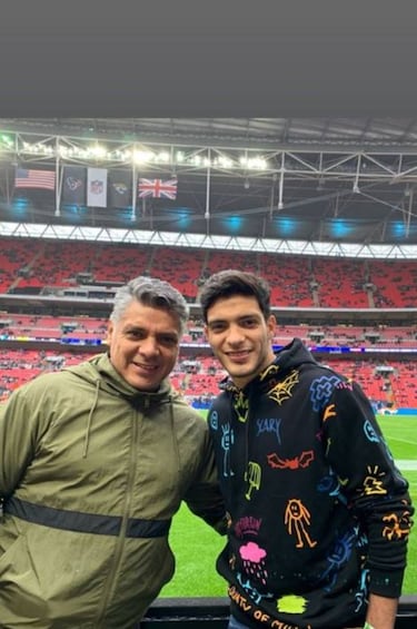 Raúl Jiménez se distrae asistiendo a un juego de la NFL