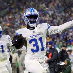 Who holds the NFC North tiebreaker?