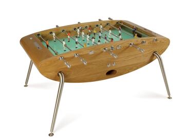 Este diseño "Bespoke Opus Table Football" de la empresa inglesa The Games Room Company, propone un tono vintage con la posibilidad de personalizar los jugadores; tus futbolistas preferidos, miembros de la familia, incluso tus mascotas. Las posibilidades son infinitas.