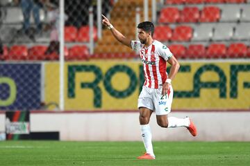 Cuando llegó, la afición abucheó su contratación porque el delantero venía a la baja con Pumas, Veracruz, Rangers y Santos Laguna; sin embargo, el ‘Grande’ rápido cambió la opinión general al convertirse en el goleador hasta el momento con tres anotaciones en cinco cotejos (liga y copa).
