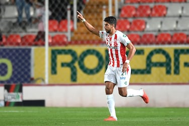 Cuando llegó, la afición abucheó su contratación porque el delantero venía a la baja con Pumas, Veracruz, Rangers y Santos Laguna; sin embargo, el ‘Grande’ rápido cambió la opinión general al convertirse en el goleador hasta el momento con tres anotaciones en cinco cotejos (liga y copa). 