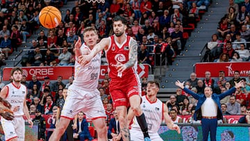 El alero de Casademont Zaragoza, Santi Yusta (d), pasa el balón ante el pivot ucraniano de Morabanc Andorra, Artem Pustovyi, durante el encuentro correspondiente a la fase regular de la Liga Endesa que disputan hoy domingo Casademont Zaragoza y Morabanc Andorra en el palacio de los deportes Príncipe Felipe de Zaragoza.