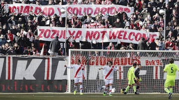 Bukaneros protestan contra Zozulya. 