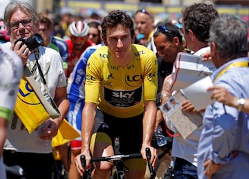 El gals Geraint Thomas luciendo el maillot amarillo de lder.