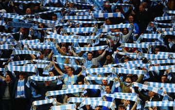 A pesar de su origen, las gradas de Anfield Road, la casa del Liverpool, no suele entonar canciones de Los Beatles. En cambio, éstas tienen mejor acogida en la ciudad rival: Manchester. Los aficionados del City ya han hecho una tradición entonar 'Hey Jude' durante el medio tiempo de los partidos del equipo que ahora dirige Pep Guardiola.