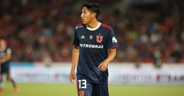 Su debut profesional lo tuvo en San Luis de Quillota. En Universidad de Chile recién tuvo su primer partido en el pasado triunfo 3-0 ante Huachipato.