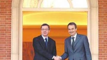 <b>COLABORACIÓN. </b>Zapatero (derecha), recibe a Gallardón.