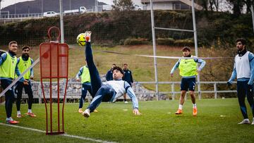 Los jugadores de la Real Sociedad preparan el partido ante Osasuna en El Sadar. /FOTO: REAL SOCIEDAD
