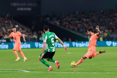 El jugador del Barcelona, Ferran Torres, marca el 1-4 al Betis. 