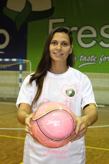 Actualmente jugadora del UD Almería femenino y previamente jugadora profesional de fútbol sala. Deporte en el que, cuando tenía tan solo 18 años, padeció un cáncer de mama que le hizo retirarse. Sin embargo, este contratiempo le hizo madurar como persona y como profesional, lo que le llevó a lo más alto del fútbol femenino.