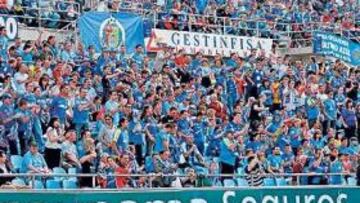 <b>APOYO TOTAL. </b>La hinchada azulona se volcará mañana con su Geta en el choque de la salvación.