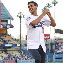 Carlos Vela lanza la primera bola en partido de los Dodgers