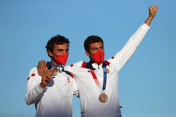Primera medalla para Espa?a, bronce de Jordi Xammar y Nicolas Rodriguez en la Medal Race de 470. Finalizan quintos en esa carrera, pero les vale para sumar el und¨¦cimo metal para la delegaci¨®n espa?ola.