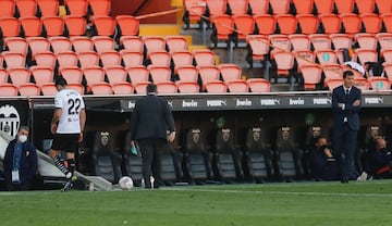 Maxi abandona el campo sin que Javi Gracia siquiera le mire.