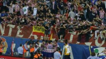 COMUNI&Oacute;N. Los jugadores celebran un gol junto a su afici&oacute;n. La comuni&oacute;n entre el equipo y la grada es uno de los grandes motivos del &eacute;xito de esta campa&ntilde;a.  
 