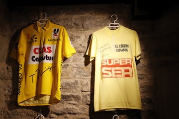 A la izquierda, maillot de líder de la Vuelta de Tony Rominger y, a la derecha, del Super Ser de Aguntín Tamames (1975-1976).