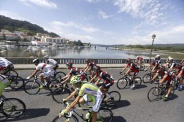 El pelotón a su paso por Pontedeume, durante la decimoséptima etapa de la Vuelta 2014 ,con salida en Ortigueira y llegada a A Coruña, de 190,7 kms. de recorrido