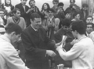 Emiliano entregando trofeos. 