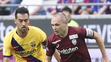 Andrés Iniesta frente a Busquets