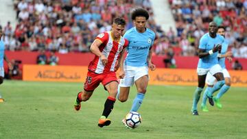 Pablo Maffeo conduce el balón en el amistoso Girona-Manchester City disputado en agosto de 2017 en el marco del Trofeo Costa Brava.