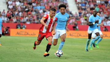 Pablo Maffeo conduce el bal&oacute;n en el amistoso Girona-Manchester City disputado en agosto de 2017 en el marco del Trofeo Costa Brava.