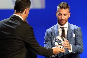 El premio al mejor defensa recayó en otro madridista: Sergio Ramos.