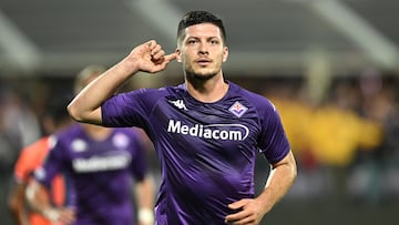 Jovic, durante un partido con la Fiorentina.