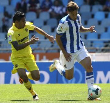 El jugador de la Real Sociedad Canales (d) lucha un balón con Aquino, del Villarreal.