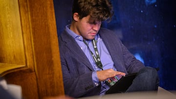 Esc¨¢ndalo en el Mundial de ajedrez: Magnus Carlsen, expulsado por unos vaqueros