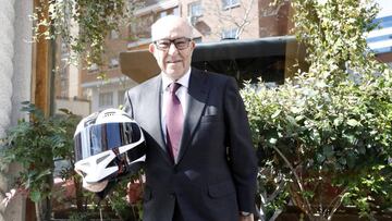 Carmelo Ezpeleta con un casco de &Aacute;ngel Nieto.