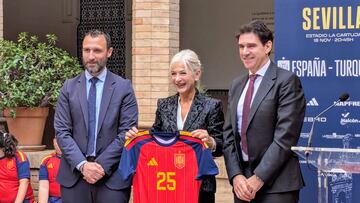 Lalinde, Patricia del Pozo y Karanka, con la nueva camiseta.