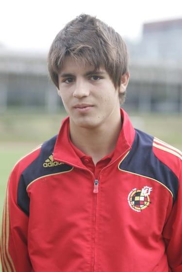 Comenzó su andadura en el fútbol en la cantera del Atlético de Madrid, pero al verse relegado al banquillo salió del equipo en busca de otras oportunidades en el Getafe CF, y un año después, acabó en los juveniles del Real Madrid. 