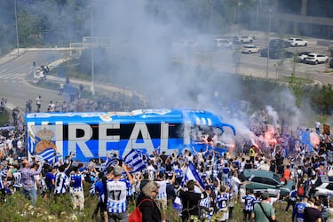 La marea ‘txuri-urdin’ impulsa hacia Sevilla 