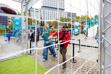 La Plaza de España de Madrid acoge la Fan Zone de los Miami Dolphins. 
