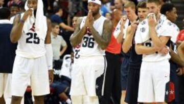 Los jugadores de la selecci&oacute;n de Estados Unidos (izq. a derec.), Andre Drummond, DeMarcus Cousins y Chandler Parsons, reacci&oacute;n de esta forma despu&eacute;s de la lesi&oacute;n de Paul George.