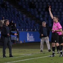 Fernando Vázquez hace historia en su momento más delicado