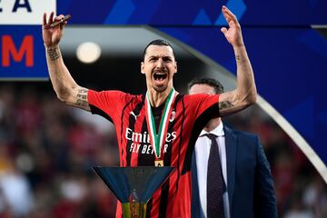 Los años no parecen pasar para Zlatan Ibrahimovic. El delantero sueco no es que siga alargando su carrera con apariciones esporádicas o minutos residuales como los tres primeros clasificados de la lista, sino que se ha proclamado campeón de la Serie A con el Milan con 40 años. Durante este curso, ha terminado disputando 27 encuentros entre todas las competiciones (12 como titular), en los que ha anotado 8 goles y repartido 3 asistencias.