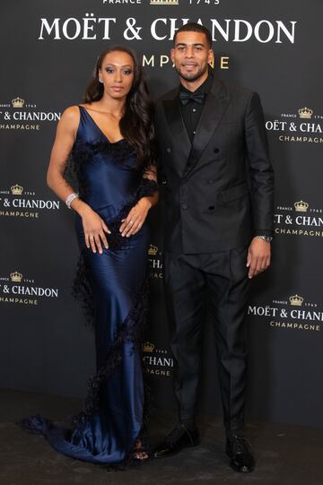 Ana Peleteiro y Benjamin Campaoré posan en el photocall de la fiesta navideña de Moët & Chandon.