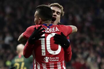 Correa celebra un gol con Griezmann.