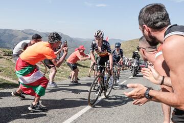 El belga Remco Evenepoel (Soudal Quick Step) en cabeza durante la decimocuarta etapa de la Vuelta a España disputada entre Sauveterre-De-Béarn y Larra-Belagua, de 156,2 km.