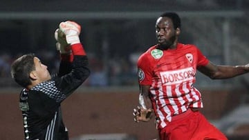 Georges Griffiths mientras disputa un bal&oacute;n con el arquero rival.