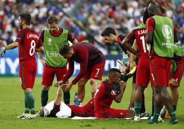 Ronaldo talks to his team-mates before extra time in the final of Euro 2016.