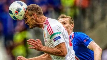 Hungary&#039;s defender Roland Juhasz (L) heads the ball during the Euro 2016 group F football match between Iceland and Hungary at the Stade Velodrome in Marseille on June 18, 2016. / AFP PHOTO / Attila KISBENEDEK