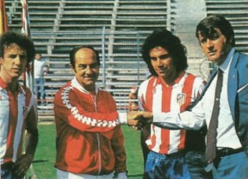 En 1981 fichó por el Atlético de Madrid; con los colchoneros jugó hasta 1985.