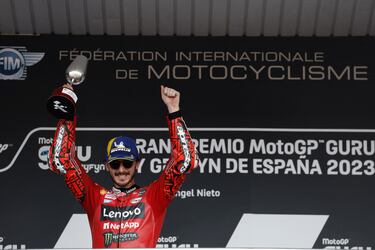Alegría del piloto italiano Francesco Bagnaia tras  proclamarse vencedor del Gran Premio de España de Moto GP.